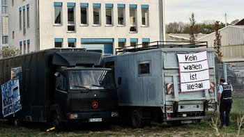 Derzeit unbewohnt: Wagenburg unter Polizeischutz. Foto: Martin Storz