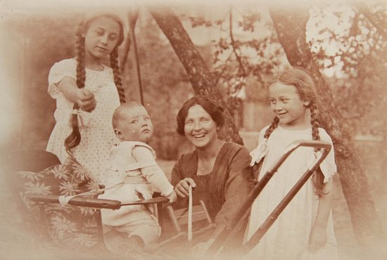 Anna Haag mit ihren Kindern Anfang der 1920er-Jahre. Quelle: Reclam
