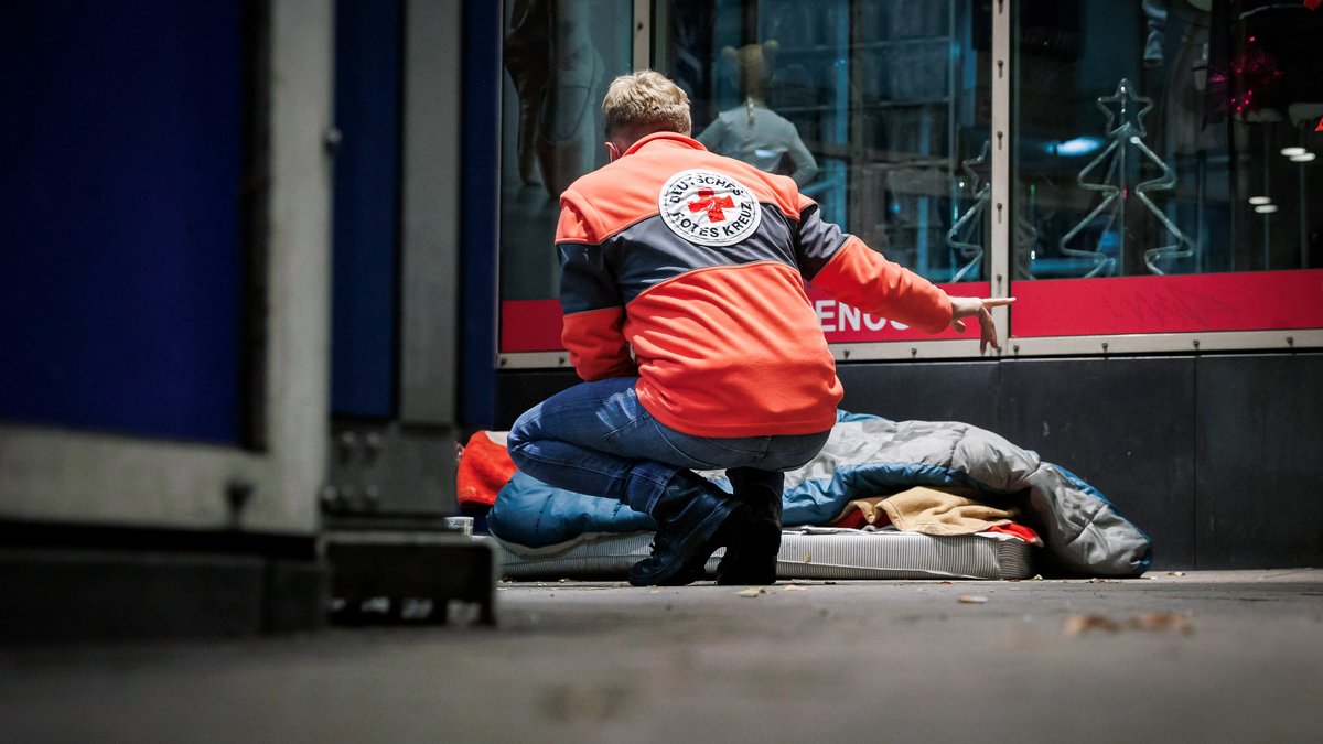 Das "Archiv der Straße" war auch mit dem Kältebus des Roten Kreuzes auf Tour. Foto: Julian Rettig