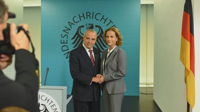 Der Geheimdienst macht gut Wetter für die Medien. 