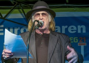 Krauß selbst konnte leider nicht kommen. Stattdessen las Joe Bauer seine Rede vor.