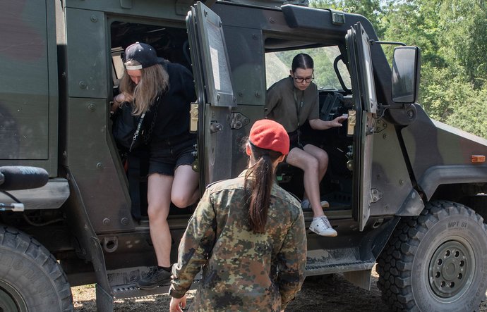 Frauen im Jeep Eagle, ganz freiwillig beim Tag der Bundeswehr 2023.