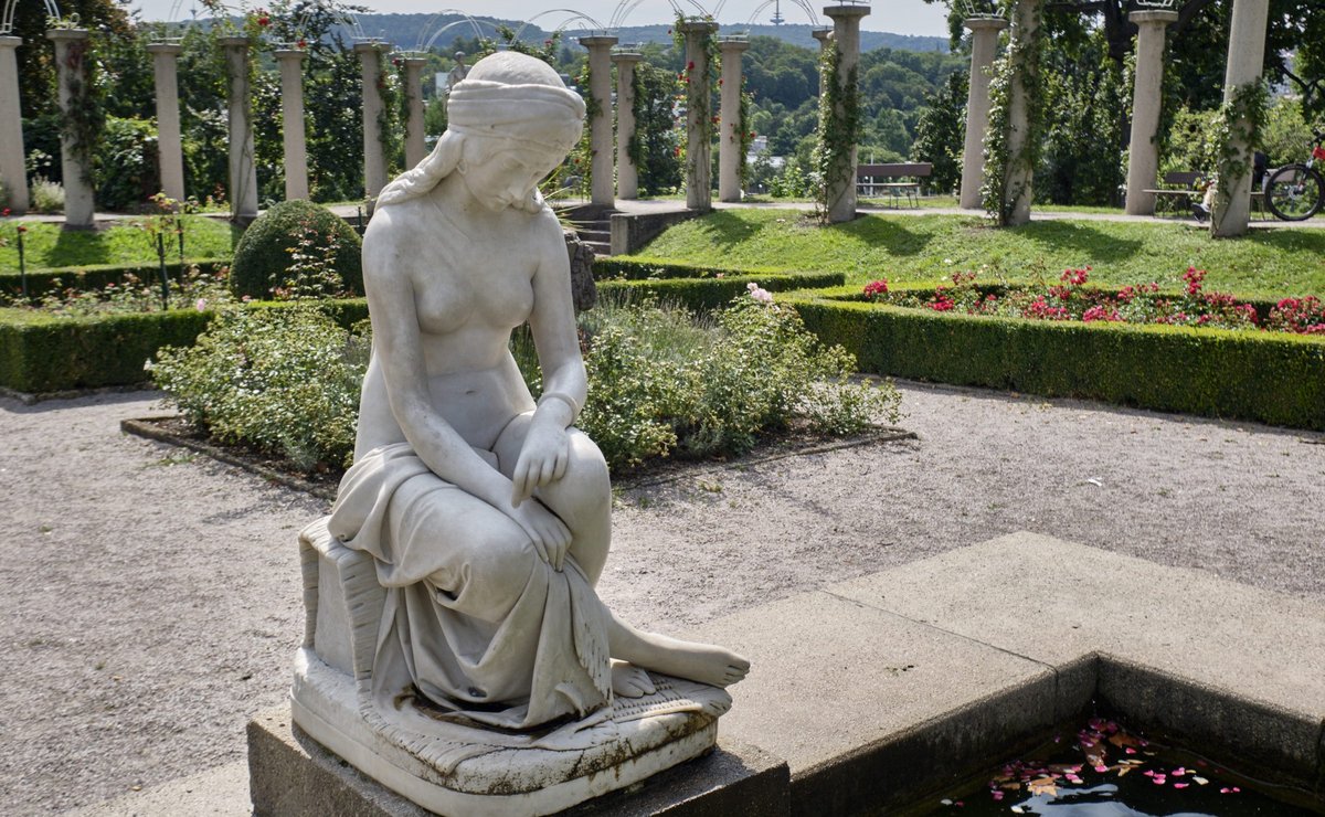 Figur einer orientalischen Sklavin im Rosengarten des Stuttgarter Naturkundemuseums Schloss Rosenstein.