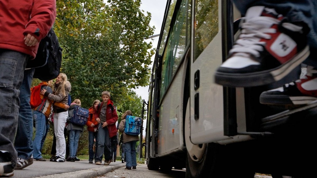 Seit Juni kostet das Monatsticket auch für den Schulbus nur neun Euro. Wer arm ist, hat sich darüber aber zu früh gefreut. Foto: Joachim E. Röttgers