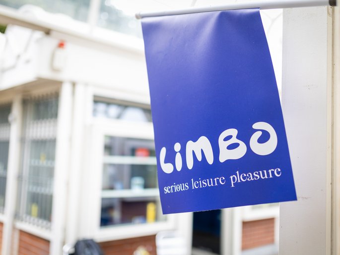 "Ernsthaftes Freizeitvergnügen" ist im Limbo Programm.