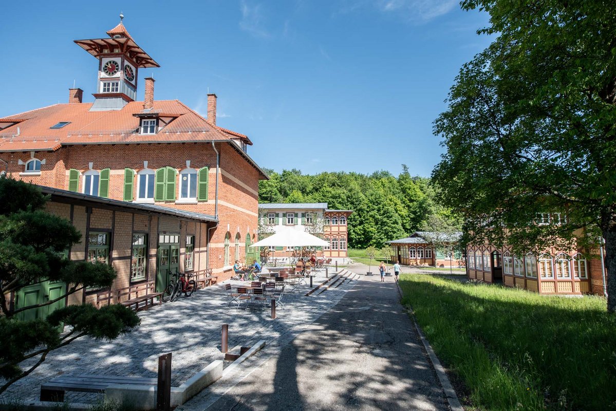 Im Jahr 1895 wurden der Truppenübungsplatz und die Truppenunterkünfte Münsingen erbaut, 2005 endete die militärische Nutzung. Heute wird auf dem Gelände unter anderem Seife gemacht und Naturmode verkauft. Fast keine Autos fahren dort. 