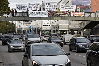 Das Neckartor in Stuttgart ist Deutschlands schmutzigster Verkehrsknoten mit den höchsten Feinstaub- und Stickoxidwerten. Eine Stuttgarter Bürgerinitative macht regelmäßig darauf aufmerksam. Foto: Joachim E. Röttgers