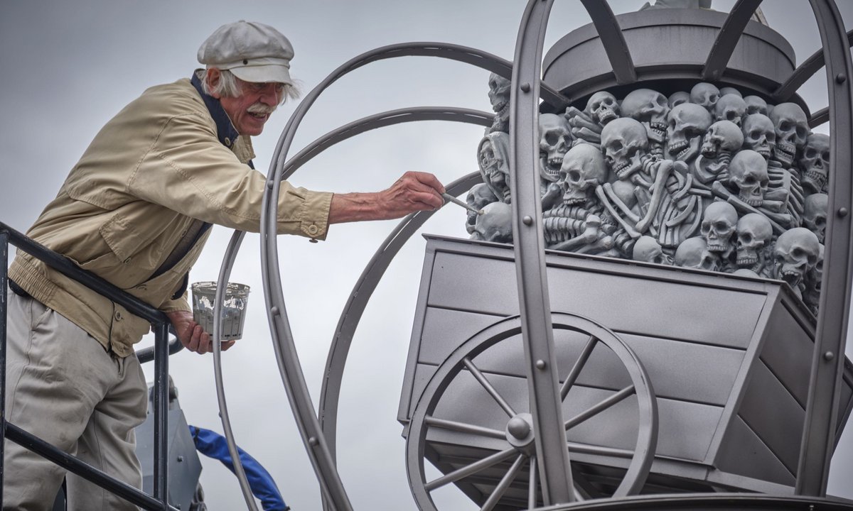 Probeaufbau am Bodensee: Ein Karren voller Gebeine krönt das Denkmal, in luftiger Höhe legt Peter Lenk letzte Hand an. Mehr Fotos per Mausklick.