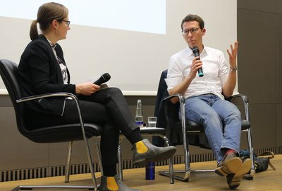 Bastian Obermayer, SZ, erzählt von den Enthüllungen zu den Panama Papers, Christina Elmer vom "Spiegel" hört zu.