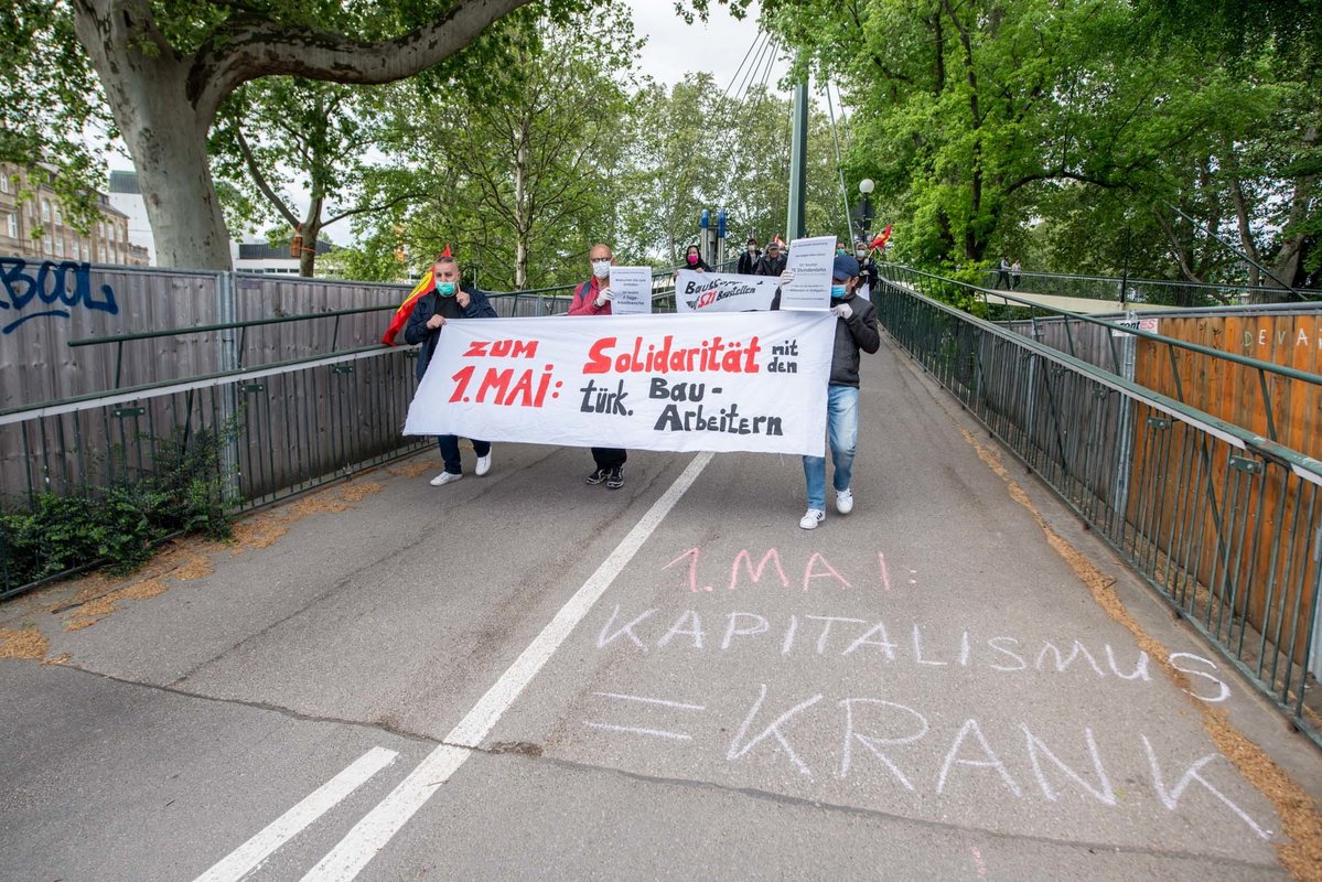 ... wo eine Solidaritätsaktion für die mit Corona infizierten türkischen Bauarbeiter stattfindet.