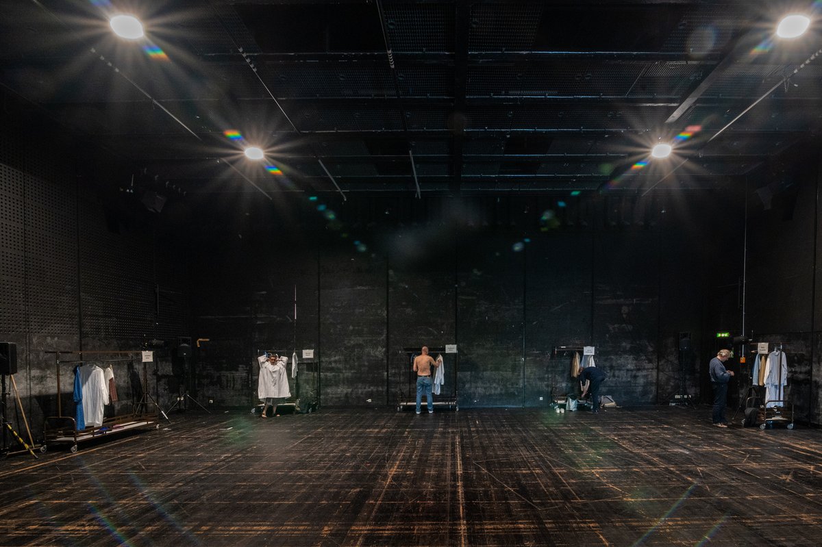 Auch die Umkleidesituation ist am Staatstheater derzeit weiträumig gehalten. Foto: Björn Klein 