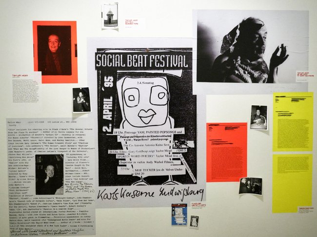 In der Mitte dieser Ausstellungswand: Festivalplakat mit YAM-Motiv. In der Mitte dieser Ausstellungswand: Festivalplakat mit YAM-Motiv.