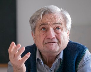 Bündnis-Initiator Peter Grottian meint, Kretschmann sei mutiger als Merkel.