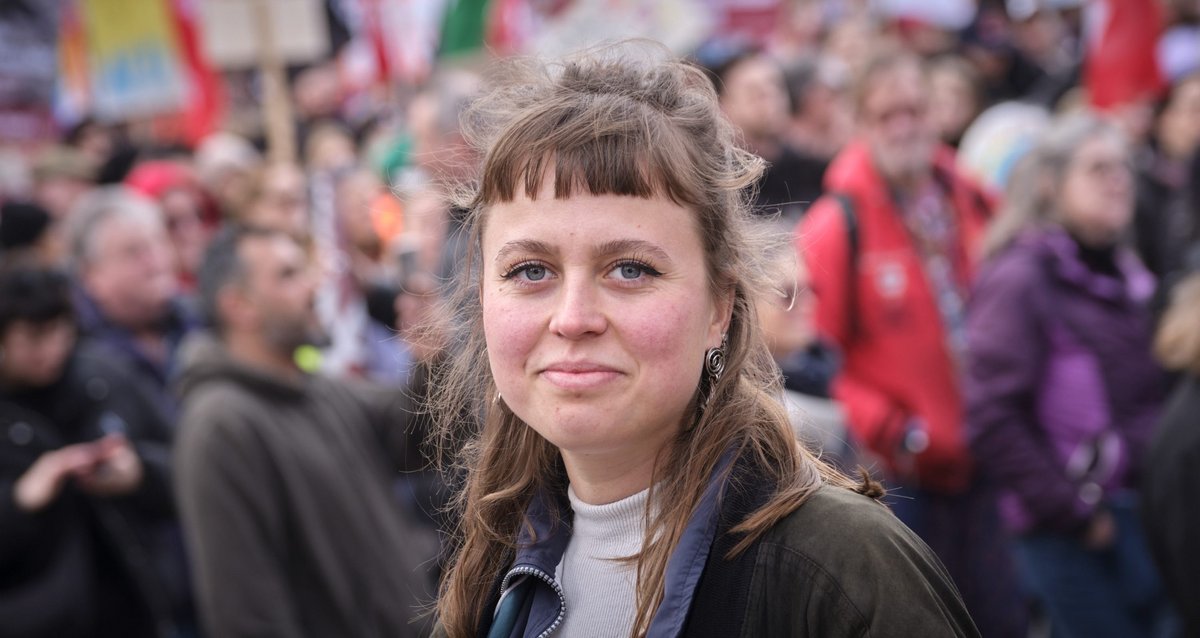 Die Klima-Aktivistin Elisabeth Kutterer, hier auf einer Demo gegen rechts, will die Daseinsfürsorge aufpeppeln. Foto: Joachim E. Röttgers