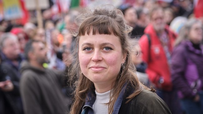 Die Klima-Aktivistin Elisabeth Kutterer, hier auf einer Demo gegen rechts, will die Daseinsfürsorge aufpeppeln. Foto: Joachim E. Röttgers