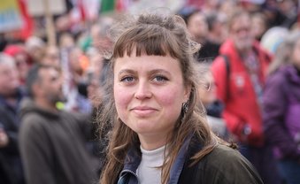 Die Klima-Aktivistin Elisabeth Kutterer, hier auf einer Demo gegen rechts, will die Daseinsfürsorge aufpeppeln. Foto: Joachim E. Röttgers Die Klima-Aktivistin Elisabeth Kutterer, hier auf einer Demo gegen rechts, will die Daseinsfürsorge aufpeppeln. Foto: Joachim E. Röttgers
