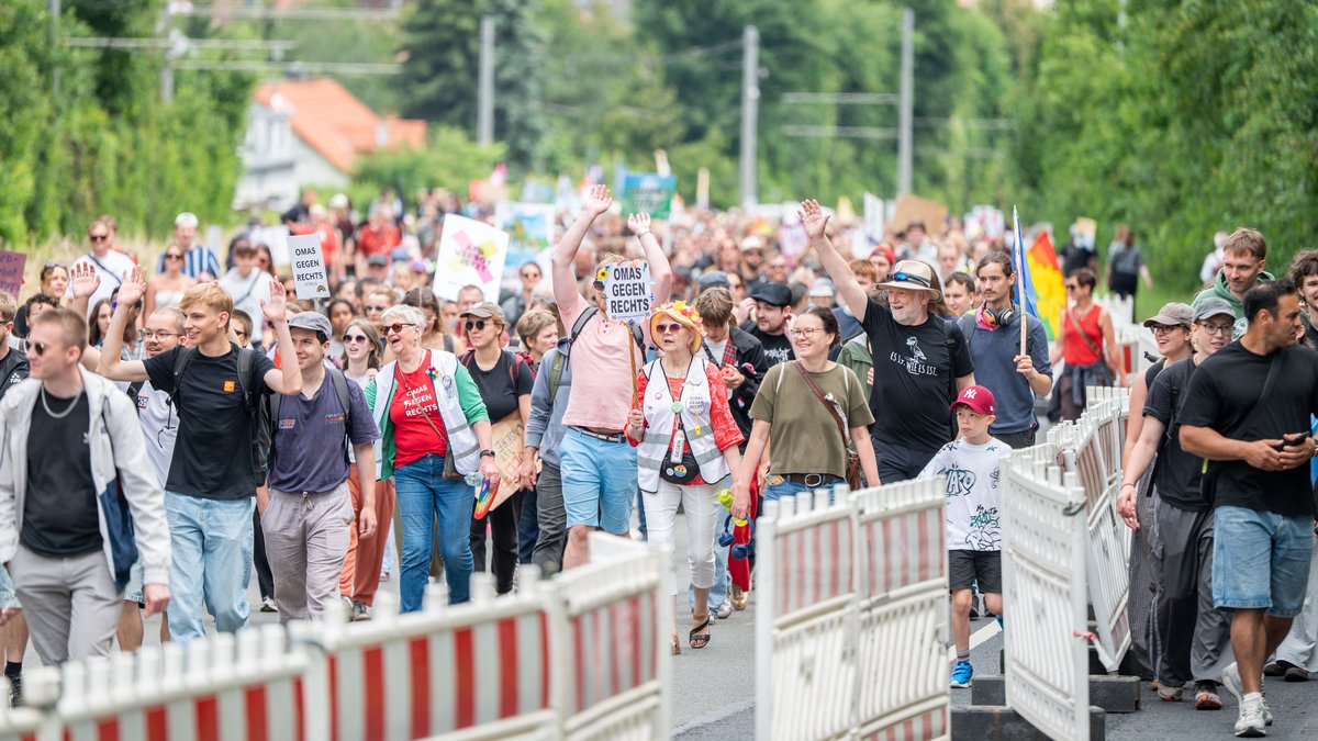 Tausende laufen am frühen Nachmittag zur Kundgebung am Messegelände, das wird schließlich sogar gesperrt – zu viele sind da. 