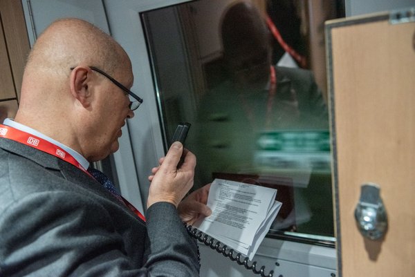 NBS- und S-21-Projektleiter Olaf Drescher erläutert auf der Fahrt die Sehenswürdigkeiten. Hier: Tunnel.