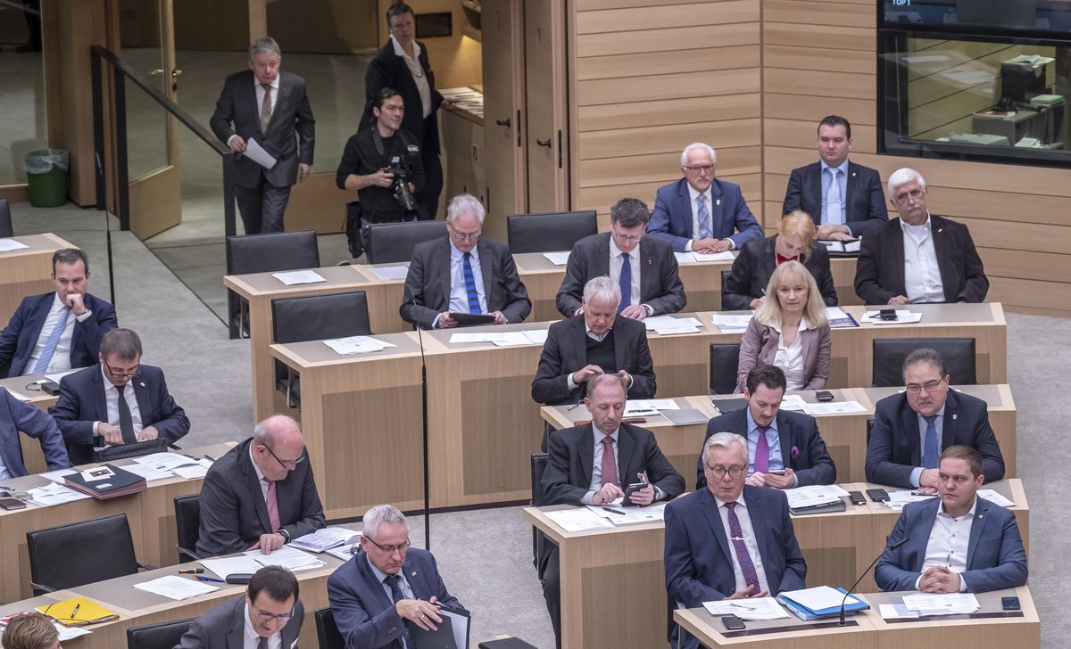 Dezimiert sich selbst: die baden-württembergische AfD-Fraktion im Landtag (rechts). Foto: Joachim E. Röttgers