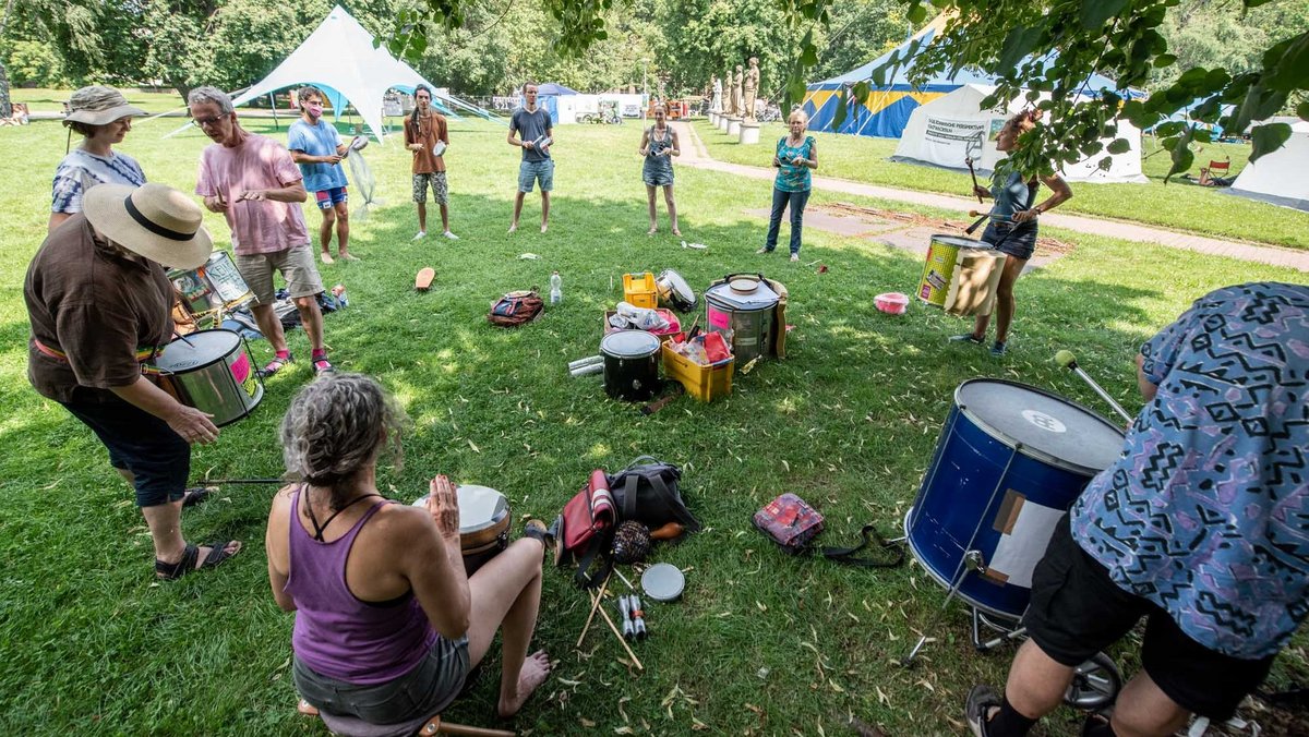 Auch Protesttrommeln will gelernt sein. Auch Protesttrommeln will gelernt sein.
