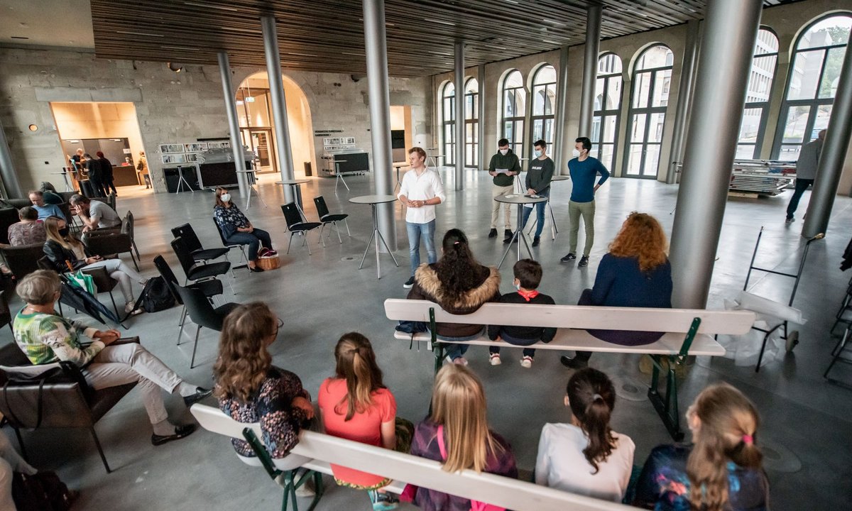 Drinnen im Foyer: Studenten der Hochschule Aalen halten einen Vortrag zum "Anbau von Kräutern mithilfe von Paletten". Drinnen im Foyer: Studenten der Hochschule Aalen halten einen Vortrag zum "Anbau von Kräutern mithilfe von Paletten".