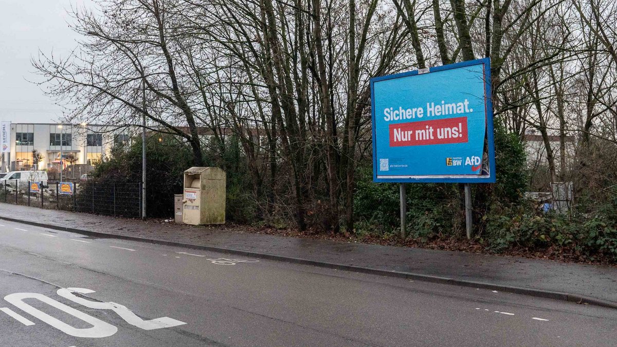 Perfide: Plakat der AfD unweit einer Geflüchtetenunterkunft in Backnang.