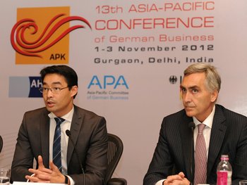 Bundesminister Dr. Philipp Rösler zusammen mit dem Siemens-Chef und Vorstandsvorsitzenden der Asien-Pazifik-Konferenz Peter Löscher. Foto: BMWi