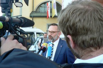 Kulturbürgermeister Andreas Osner (SPD) erklärt vorm Theater, warum er nicht ins Theater geht. Foto: Hans-Peter Koch