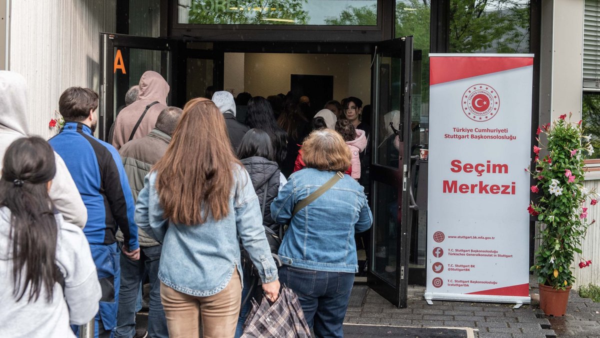 Großes Interesse an der Wahl in der Türkei im Wahllokal in Zuffenhausen. Foto: Jens Volle Großes Interesse an der Wahl in der Türkei im Wahllokal in Zuffenhausen. Foto: Jens Volle
