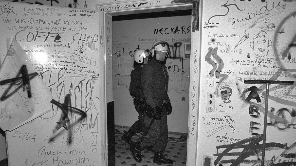 16 Tage lang war die alte Neurologische Klinik in Tübingen besetzt und bestand als "Javadi-Haus", am 4. Februar 1989 wurde es von der Polizei geräumt. Foto: Ulrich Metz