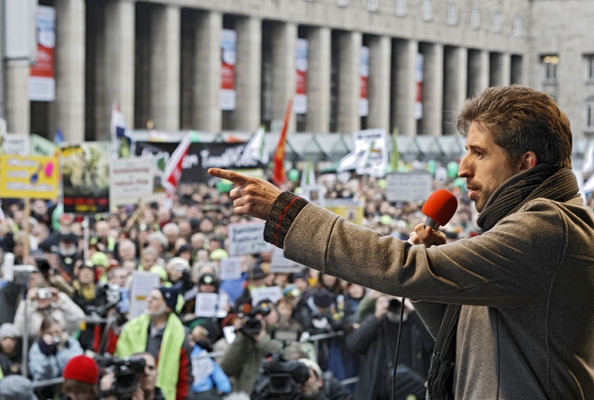 Boris Palmer vor dem Hauptbahnhof.