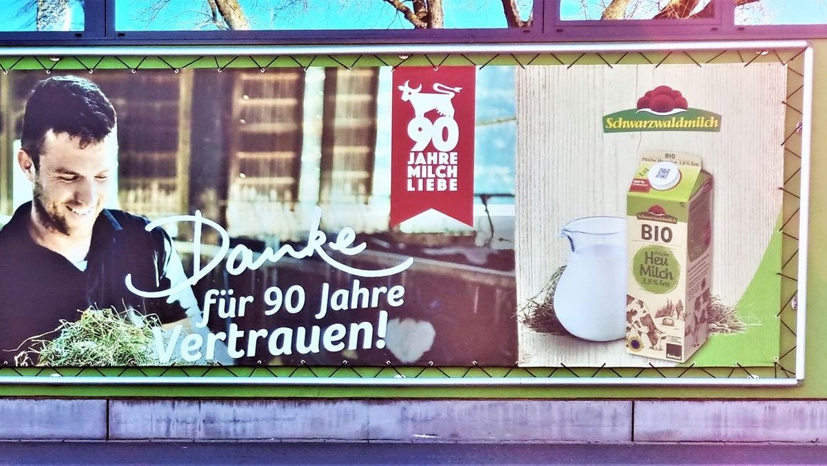 Zum Jubiläum prangte dieses Banner am Firmengelände von Schwarzwaldmilch. Foto: Bernd Serger