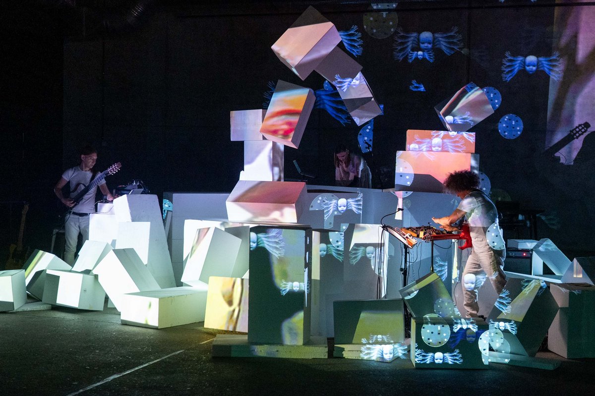 Abstrakt und schillernd mit splitterndem Klang