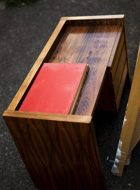 Ein kleiner Schrank wartet auf neue Besitzer. 