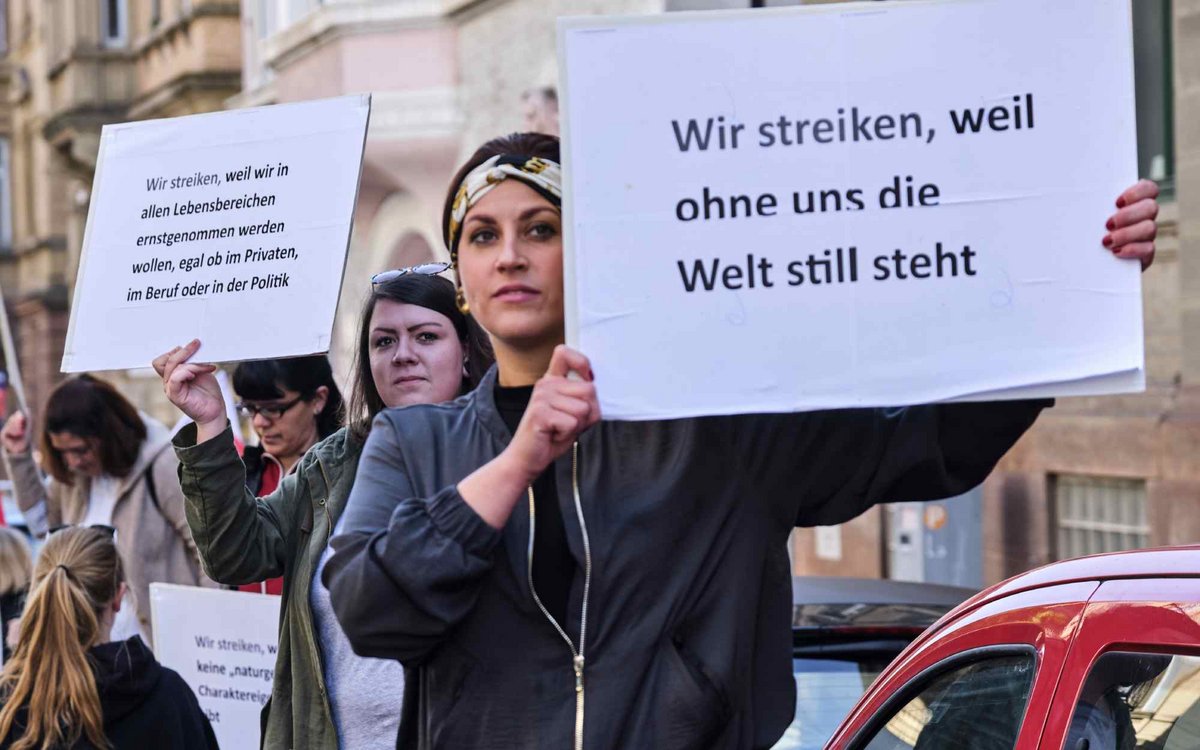 Der Männerüberhang in der Politik schmilzt nicht freiwillig. Da müssen Frauen mit Nachdruck ran. Foto: Joachim E. Röttgers