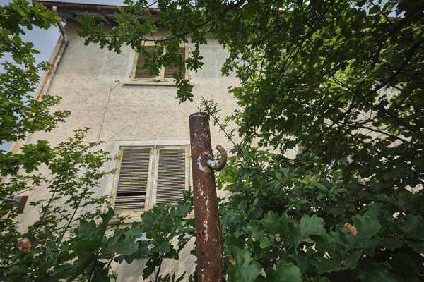 Vor langer Zeit hing hier vielleicht mal eine Wäscheleine.  Vor langer Zeit hing hier vielleicht mal eine Wäscheleine.