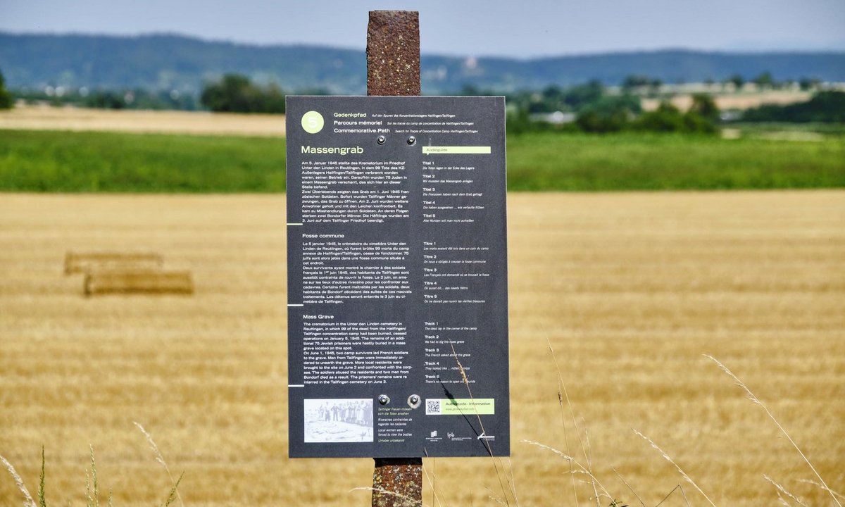 Am südöstlichen Rand der Startbahn lag ein Massengrab. Im Juni 1945 wurden die Leichen in ein Sammelgrab auf dem Tailfinger Friedhof umgebettet.