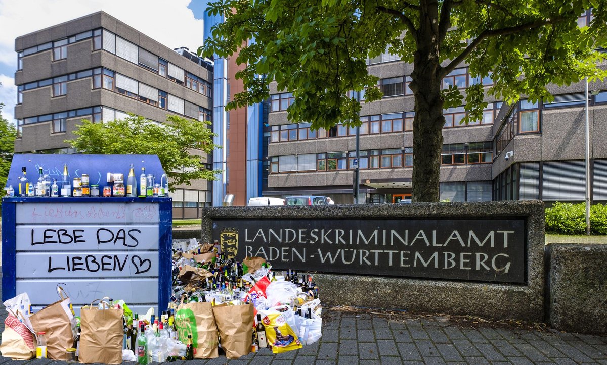 Damit niemand mehr Flaschen-Taschen tragen muss: Vorschlag für eine bauliche Ergänzung des LKA. Fotos und Montage: Joachim E. Röttgers