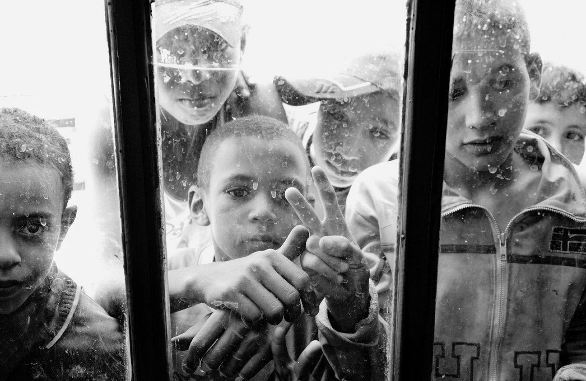 Kinder, die an der Straße von Gibraltar auf ein Schiff nach Europa warten.