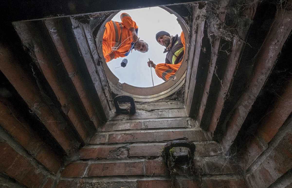 Abstieg in die Unterwelt. Rattenfänger legen Köder in der Kanalisation aus (2017).