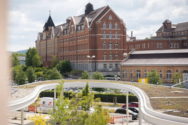 Blick übers geschwungene Dach des neuen Busbahnhofs auf die Aesculap-Zentrale. Blick übers geschwungene Dach des neuen Busbahnhofs auf die Aesculap-Zentrale.