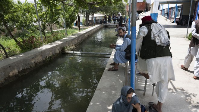 Eine deutsche Krankenschwester hat das Hospital in den 1990ern in einem ehemaligen Wasserkraftwerk von Siemens aufgebaut. Eine deutsche Krankenschwester hat das Hospital in den 1990ern in einem ehemaligen Wasserkraftwerk von Siemens aufgebaut.