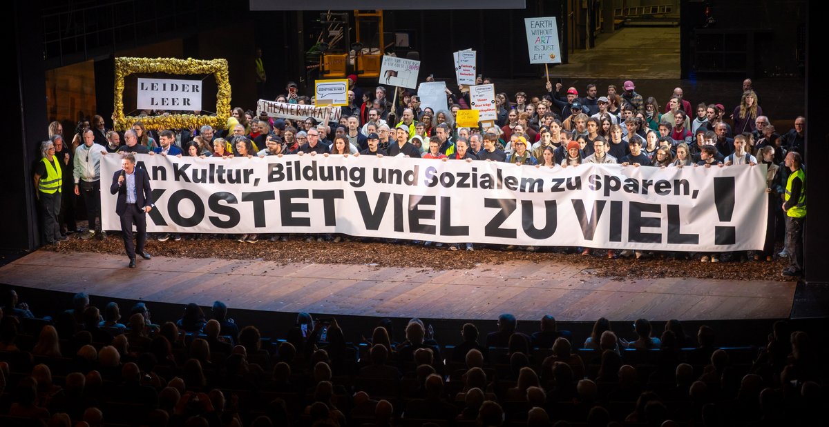 Stuttgarter Kulturschaffende werben auf der Bühne des Staatstheaters für ihre Petition. Foto: Julian Rettig