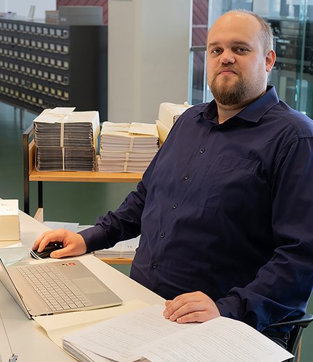 Historiker Kevin Schmidt bei der Recherche im Stadtarchiv. Foto: Stadtarchiv Stuttgart