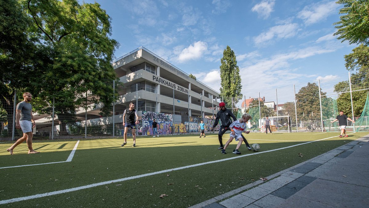 Kicken mitten in Stuttgart. Foto: Jens Volle