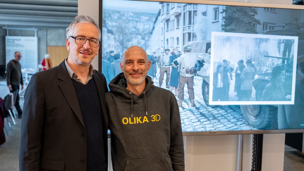 Co-Kurator Bernhard Kinzler (links) und 3D-Designer Oliver Kentner vor der Computeranimation des DP-Camps. Foto: Jens Volle