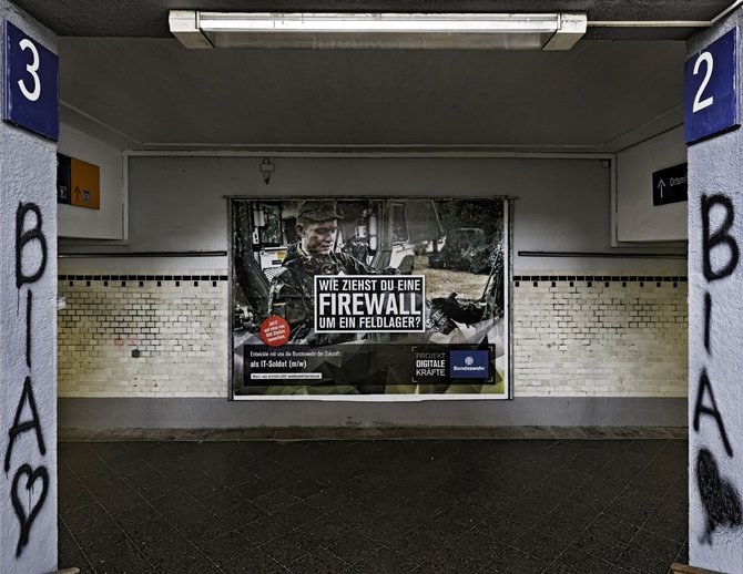 Neutral genug für die Bahn: Bundeswehr-Werbung am Bahnhof in Stuttgart-Untertürkheim.  Neutral genug für die Bahn: Bundeswehr-Werbung am Bahnhof in Stuttgart-Untertürkheim.
