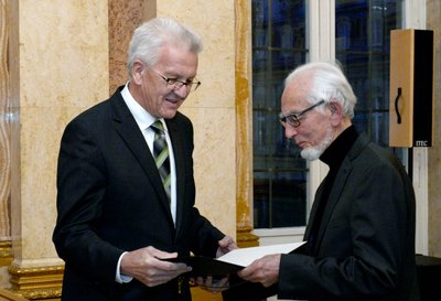 Ministerpräsident Winfried Kretschmann verleiht Eppler 2014 den Ehrentitel Professor. Foto: Staatsministerium BW