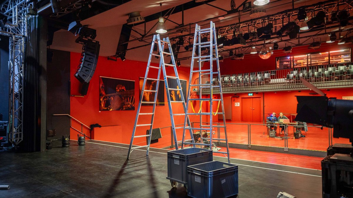 Im Saal beim Einrichten der Lichttechnik. Foto: Julian Rettig