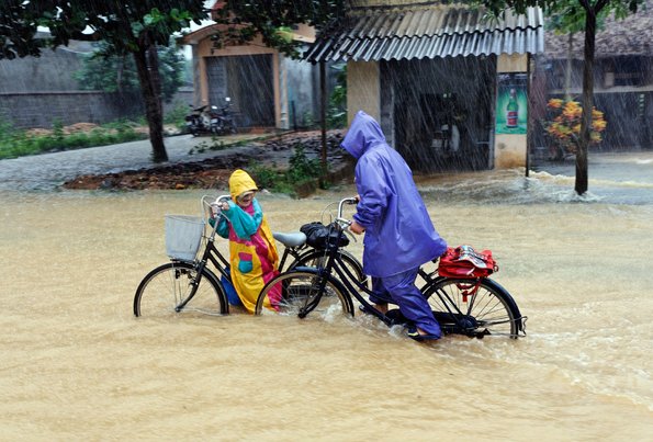 ums Eck oder weit weg (links Stuttgart, rechts Ba Dong Bang/Vietnam).